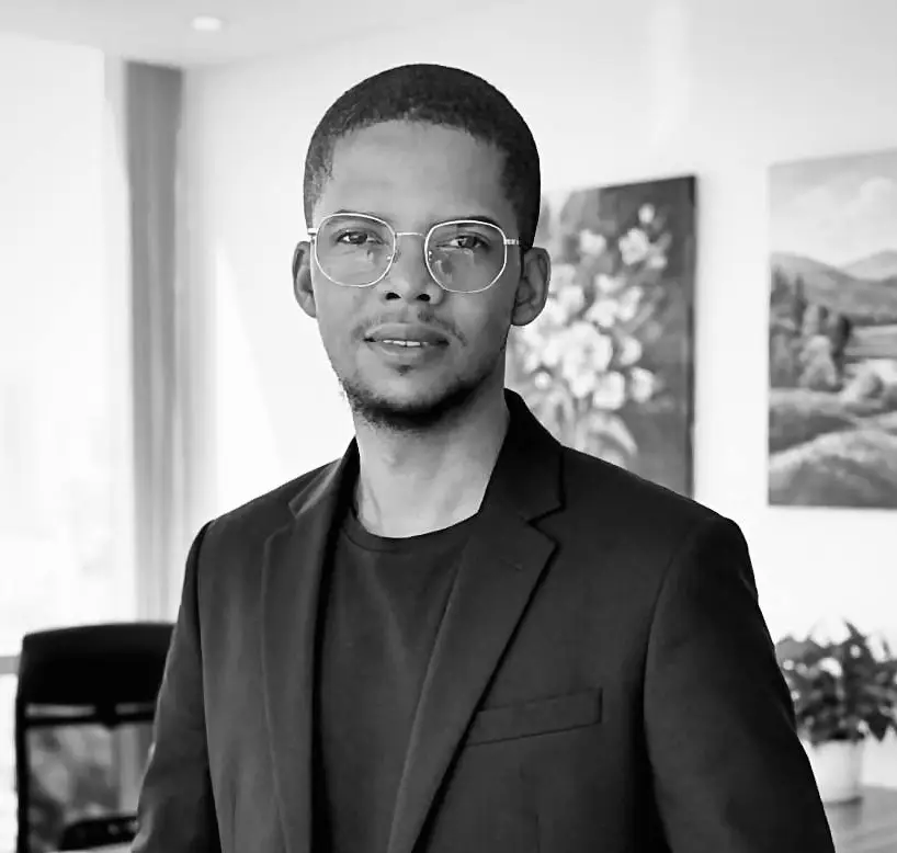 Portrait de Serge AHOUANSINOU, architecte logiciel
